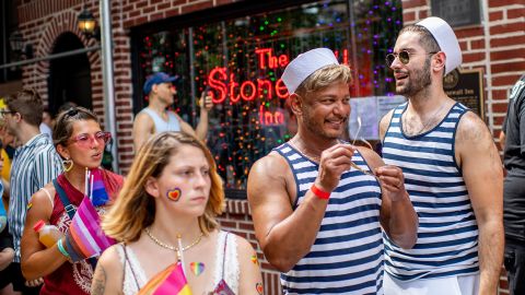Хората празнуват извън историческия Stonewall Inn по време на марша на гордостта в Ню Йорк на 27 юни 2021 г. в Ню Йорк. 