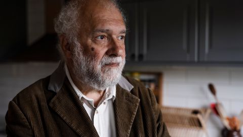 Les Kurdes de Suède font face à une période anxieuse alors que le pays cherche à adhérer à l'OTAN 6 Le candidat au prix Nobel de la paix et défenseur des droits humains Ragip Zarakolu figure sur la liste d'extradition d'Ankara.