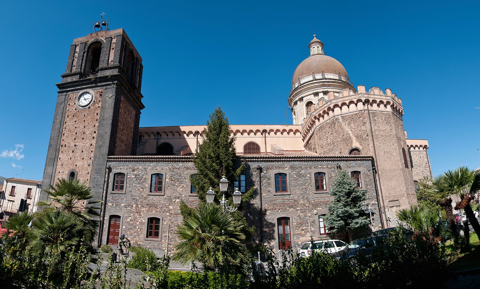 <strong>Important neighbors: </strong>The lava-stone church of Randazzo overlooks the gelateria.