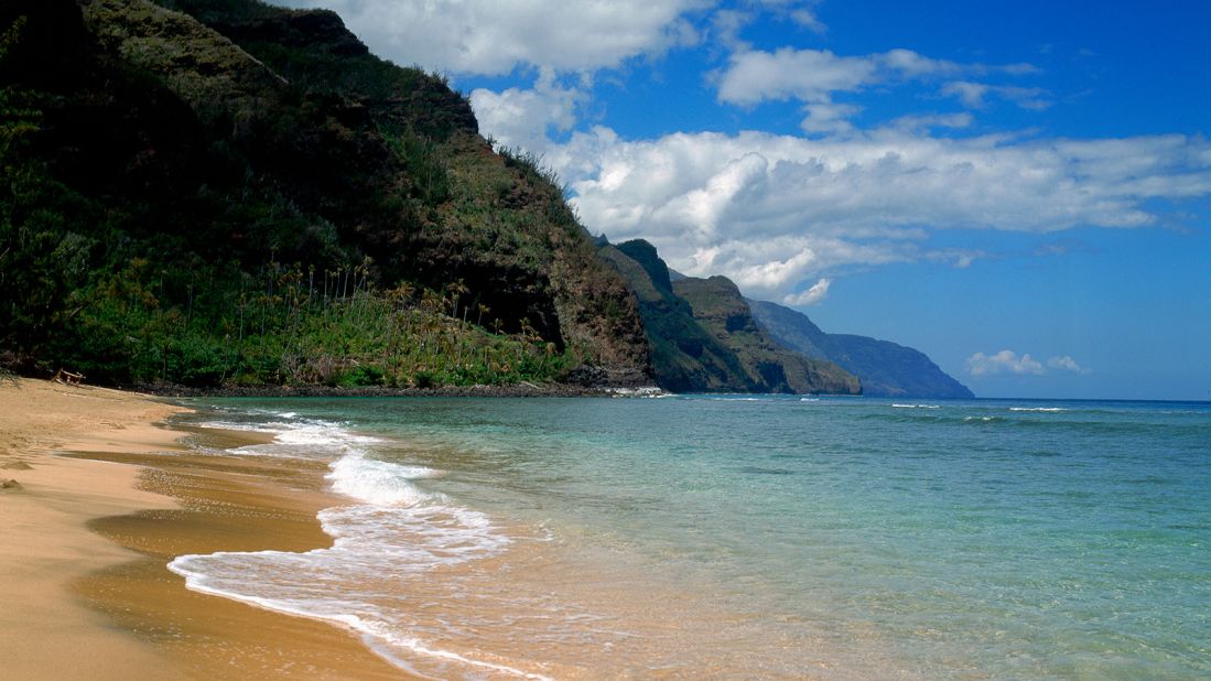 <strong>Kauaʻi: </strong>Parking reservations and entry passes are required at Kauaʻi's Hāʻena State Park (which includes Keʻe Beach and Kalalau Trail access).