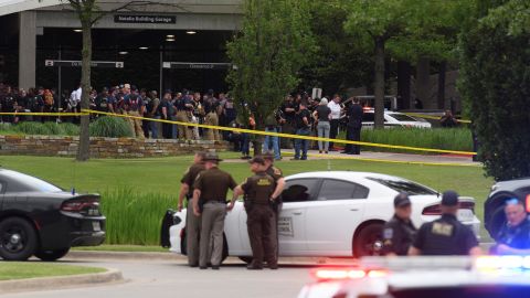 Le personnel d'urgence travaille sur les lieux d'une fusillade à la Warren Clinic de Tulsa, Oklahoma, le 1er juin 2022. REUTERS/Michael Noble Jr.