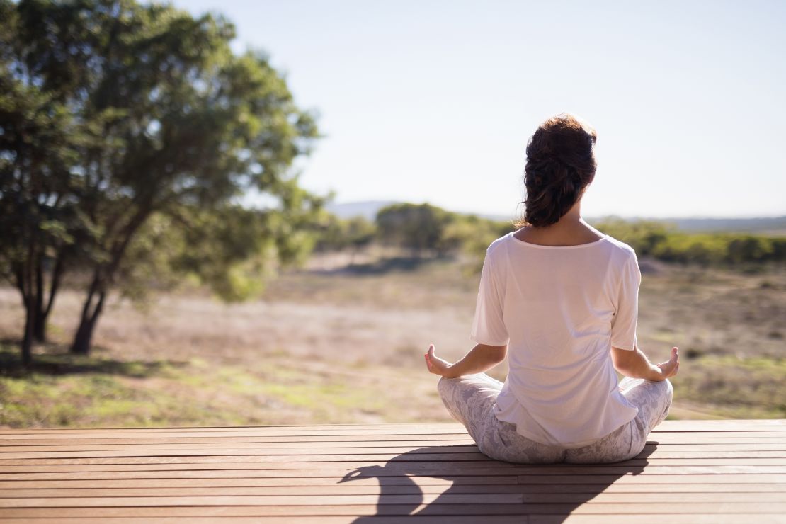 Meditative deep breathing reduces pain intensity, according to research.