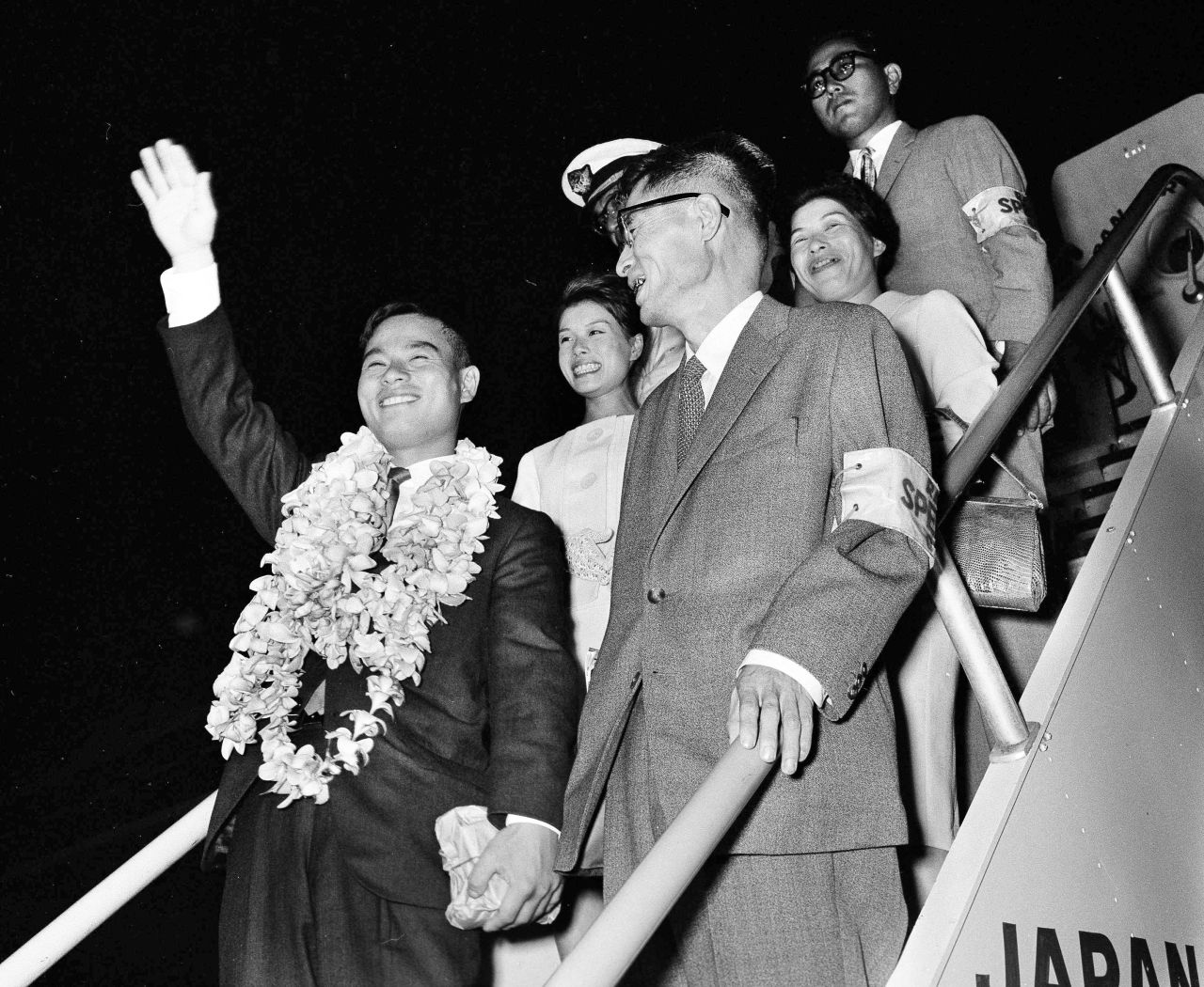 Horie, then aged 23, greeted by his parents and sister upon returning to Japan in 1963.