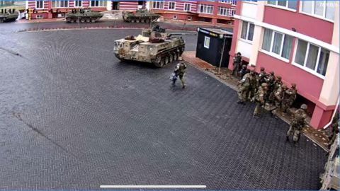 Esta imagen de una cámara de seguridad en el patio del complejo residencial Pokrovsky muestra que las tropas rusas estaban activas en el área el jueves 3 de marzo de 2022.