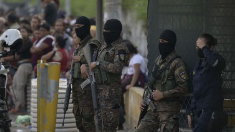 Salvadoran soldiers guard the outskirts of San Salvador's La Esperanza prison in May.