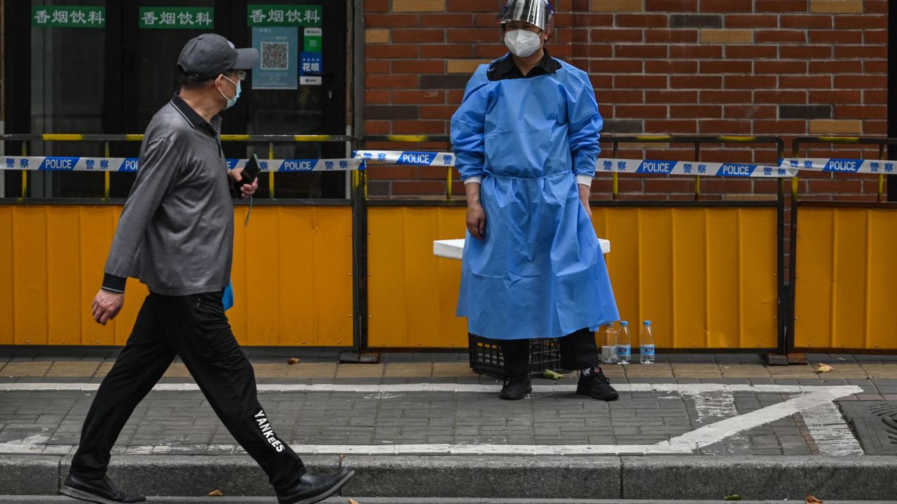 An officer stands guard on a street next to a neighbourhood under a Covid-19 lockdown in the Jing'an district of Shanghai on June 2, 2022.