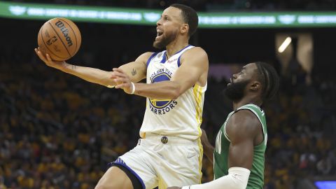 Curry is laying it against Celtics guard Brown.