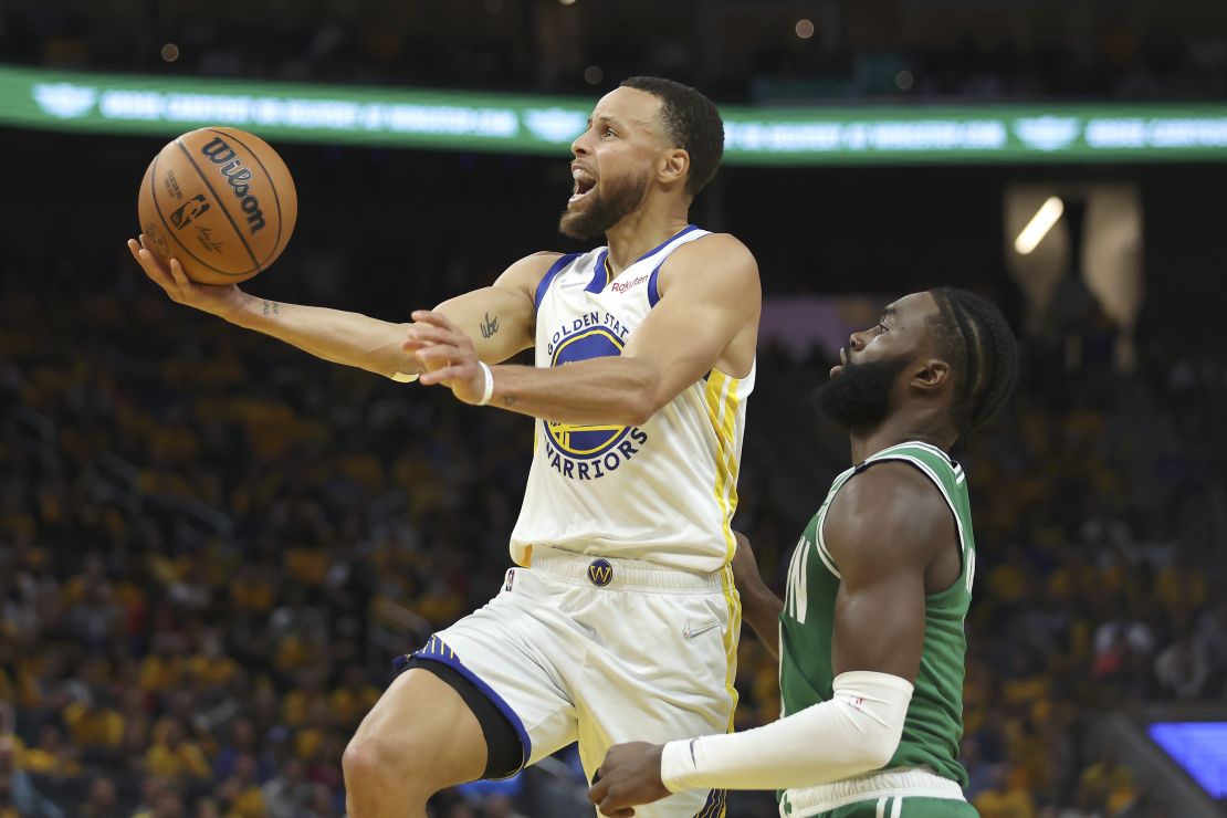 Curry laying it up against Celtics guard Brown.