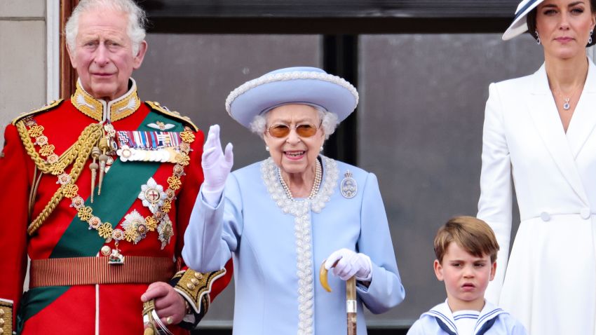 LONDON, ENGLAND - JUNE 02:  (L-R)  Prince Charles, Prince of Wales, Queen Elizabeth II, Prince Louis of Cambridge, Catherine, Duchess of Cambridge and Princess Charlotte of Cambridge watch the RAF flypast on the balcony of Buckingham Palace during the Trooping the Colour parade on June 02, 2022 in London, England. The Platinum Jubilee of Elizabeth II is being celebrated from June 2 to June 5, 2022, in the UK and Commonwealth to mark the 70th anniversary of the accession of Queen Elizabeth II on 6 February 1952.  (Photo by Chris Jackson/Getty Images)