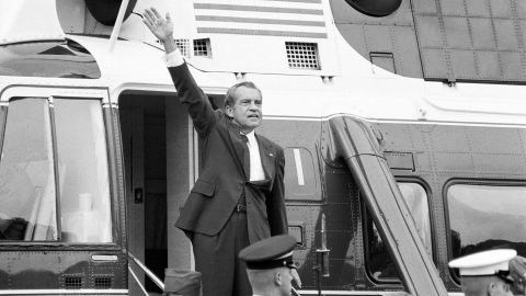 O presidente Richard Nixon se despede dos degraus de seu helicóptero em frente à Casa Branca após renunciar em 1974.