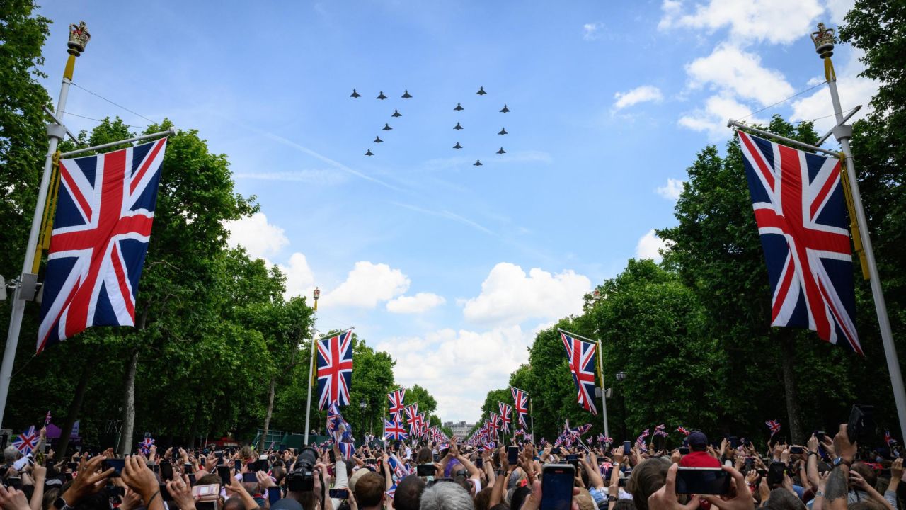 LONDON, ENGLAND - JUNE 02: A formation of aircraft in the shape of the number 70 flies towards Buckingham Palace during a flypast to celebrate the first day of celebrations to mark the Platinum Jubilee of Queen Elizabeth II, on June 02, 2022 in London, England. The Platinum Jubilee of Elizabeth II is being celebrated from June 2 to June 5, 2022, in the UK and Commonwealth to mark the 70th anniversary of the accession of Queen Elizabeth II on 6 February 1952. (Photo by Leon Neal/Getty Images)