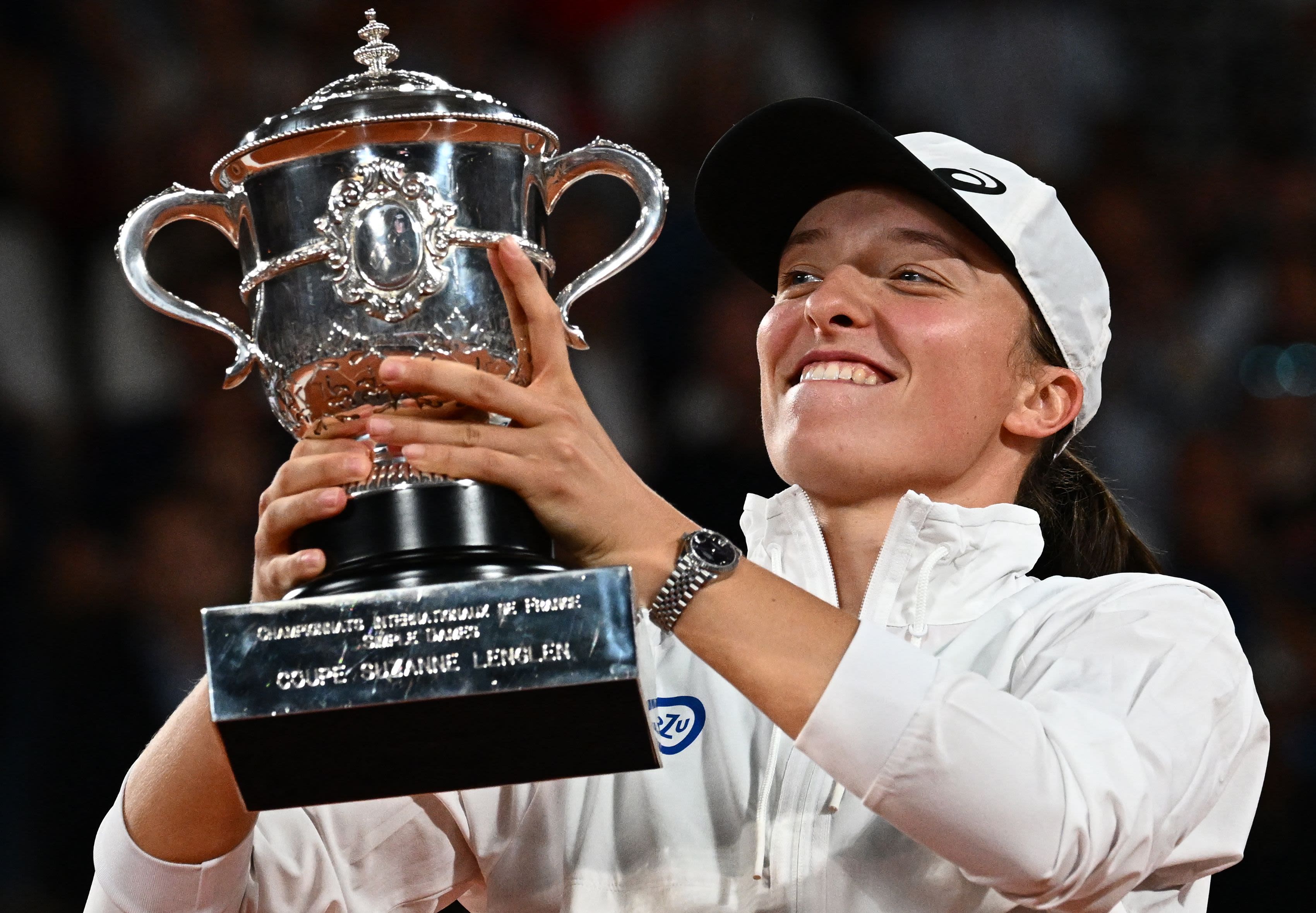 French Open: Iga Swiatek wins title, but drops trophy lid at Roland Garros