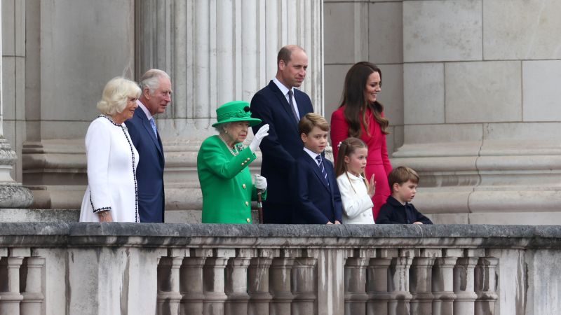 Queen Elizabeth II makes surprise appearance on palace balcony to cap off jubilee – CNN