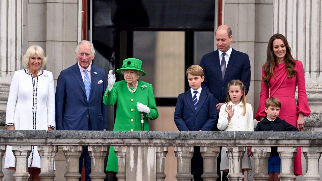 (L-R) Camilla, Duchess of Cambridge, Prince Charles, Prince of Wales, Queen Elizabeth II, Prince George of Cambridge, Prince William, Duke of Cambridge Princess Charlotte of Cambridge, Prince Louis of Cambridge and Catherine, Duchess of Cambridge stand on the balcony during the Platinum Pageant on June 05, 2022 in London, England. The Platinum Jubilee of Elizabeth II is being celebrated from June 2 to June 5, 2022, in the UK and Commonwealth to mark the 70th anniversary of the accession of Queen Elizabeth II on 6 February 1952.