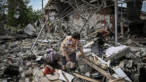 Des habitants recherchent des biens dans les décombres de leur maison après une grève qui a détruit trois maisons dans la ville de Sloviansk, dans la région du Donbass, à l'est de l'Ukraine, le 1er juin.