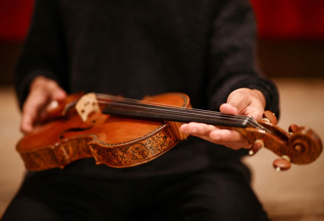 A close up of the violin's inlay and its golden varnish.