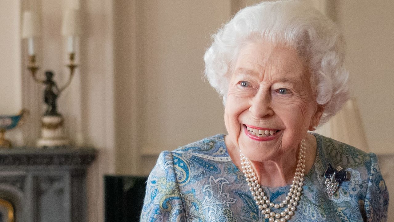 WINDSOR, ENGLAND - APRIL 28: Queen Elizabeth II attends an audience with the President of Switzerland Ignazio Cassis (Not pictured) at Windsor Castle on April 28, 2022 in Windsor, England. (Photo by Dominic Lipinski - WPA Pool/Getty Images)