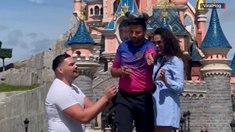 Disney apologizes to couple after employee spoils their proposal | CNN Business