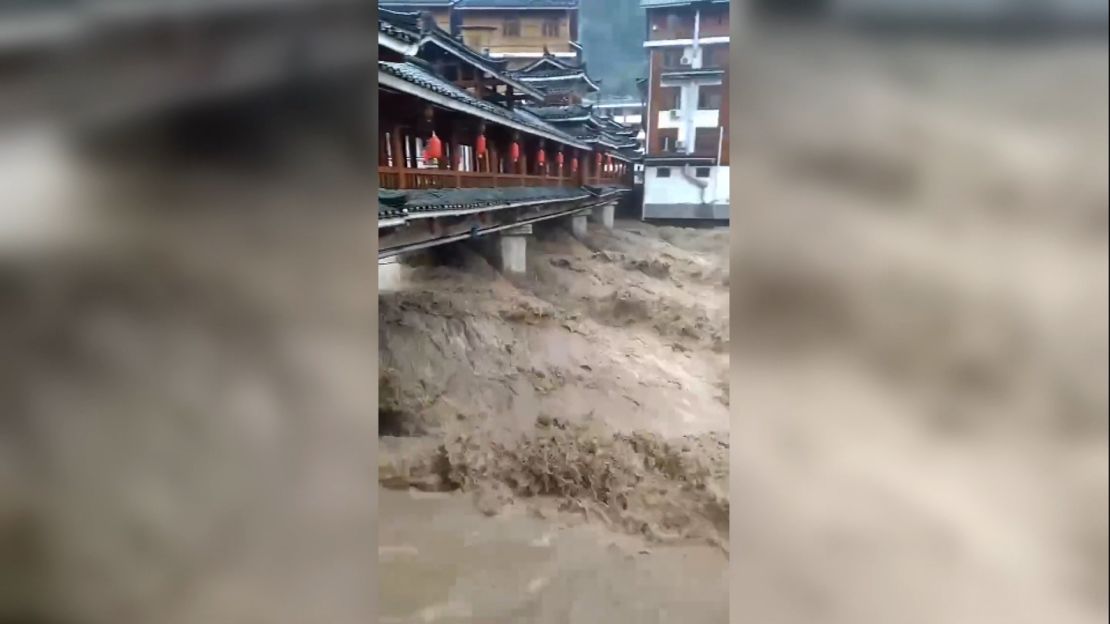 Flooding and landslides caused by torrential rains have killed 10 people in Hunan province this month.