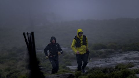 在一個特別下雨的日子裡，格里塞爾和桑德斯在萊索託的眾多山峰之一上做一個巨大的推力。