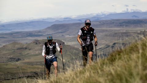 Sandes 和 Griesel 期待在他們的家鄉大陸度過更多時光。 圖中是他們在“航行萊索托”(Navigate Lesotho) 跑步過程中徒步攀登陡峭的斜坡。