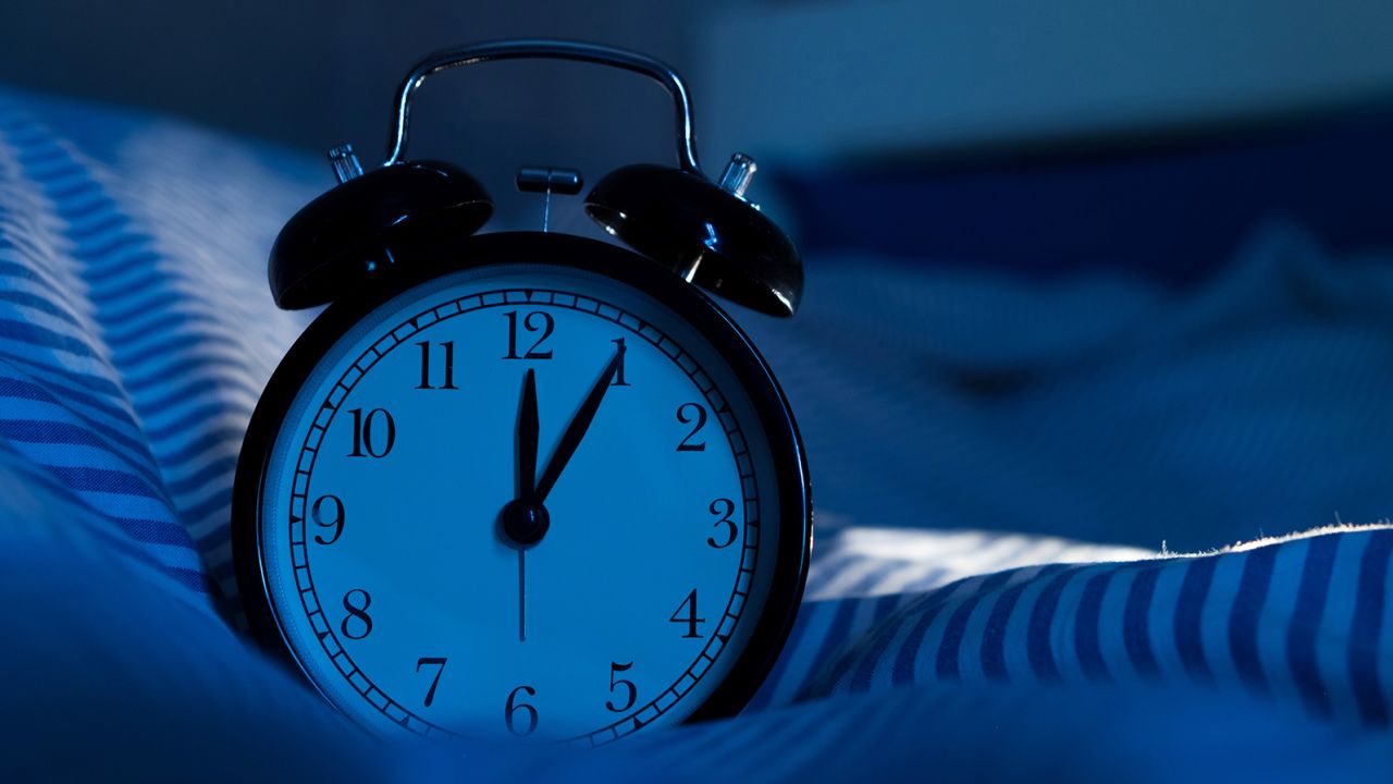 Revisar su reloj cuando se despierta temprano puede desencadenar estrés y dificultar volver a dormir, dicen los expertos.