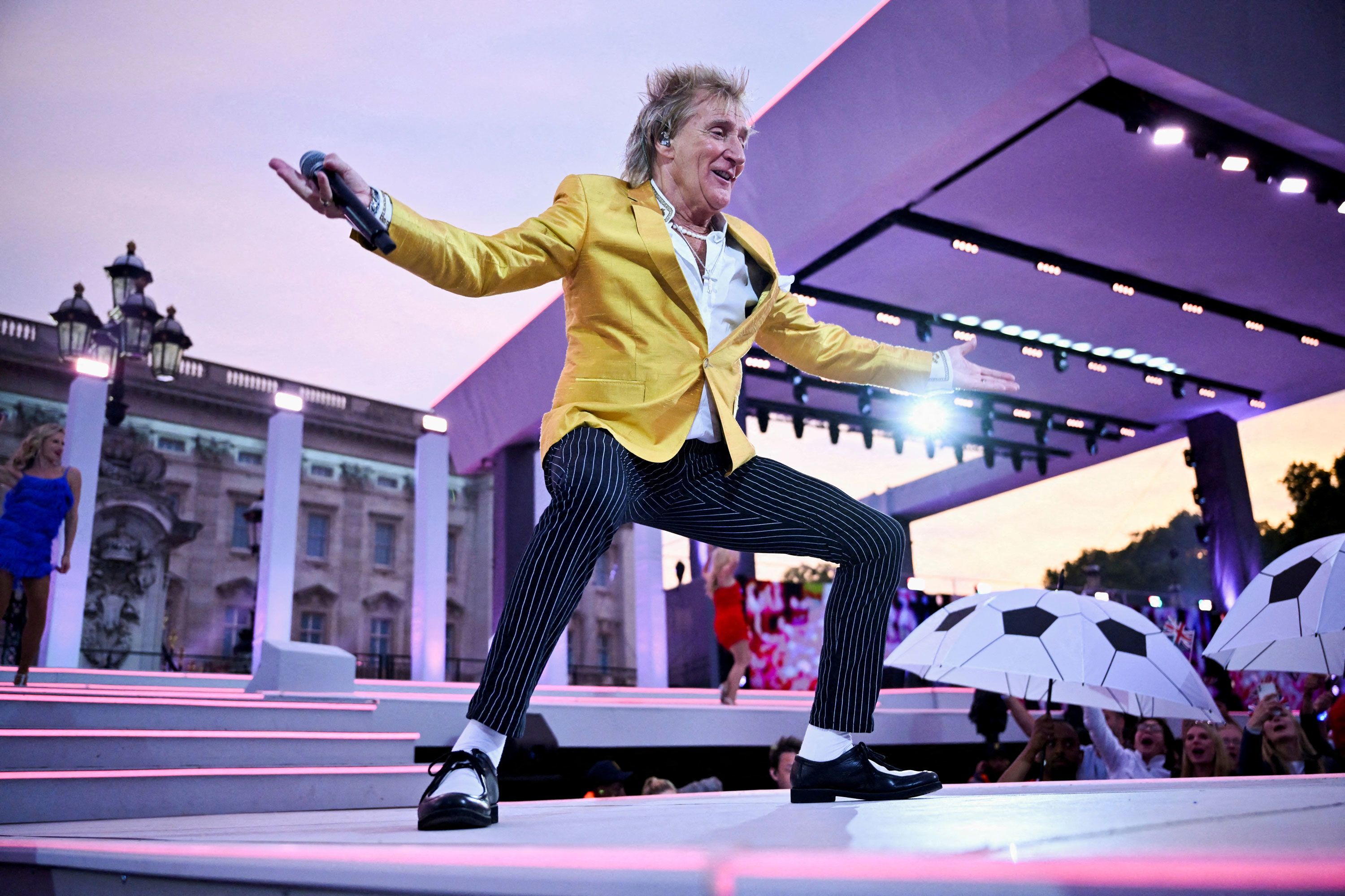 Rod Stewart performs Neil Diamond's 'Sweet Caroline' in front of Buckingham Palace.