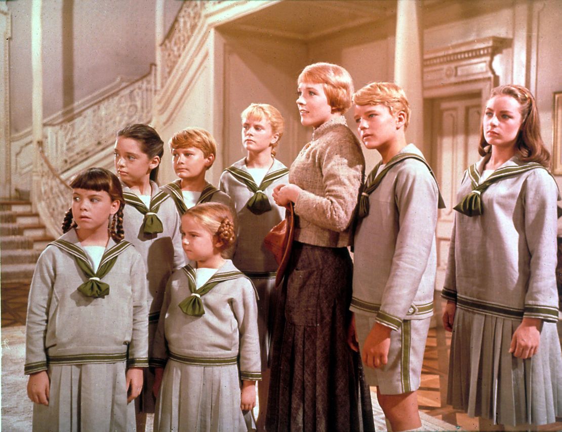 (L-R) Debbie Turner,  Angela Cartwright,  Duane Chase,  Kym Karath, Heather Menzies, Julie Andrews, Nicholas Hammond and Charmian Carr in "The Sound of Music"
