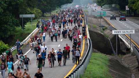 Migrantes que forman parte de una caravana que se dirige a EE. UU. caminan de Huixtla a Escuintla, estado de Chiapas, México, el 9 de junio de 2022. 