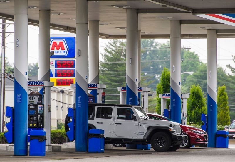 Average US gas price hits $5 for first time | CNN Business