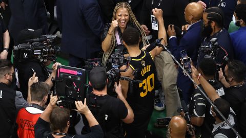 Steph Curry celebra la victoria con su madre Sonya.