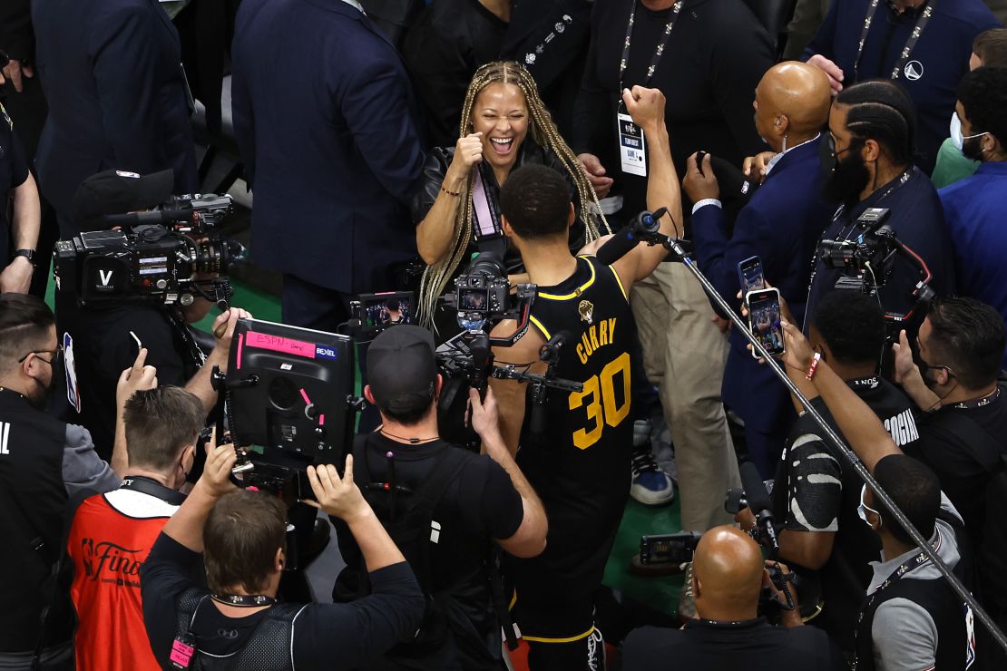 Steph Curry celebrate the win with his mother Sonya.