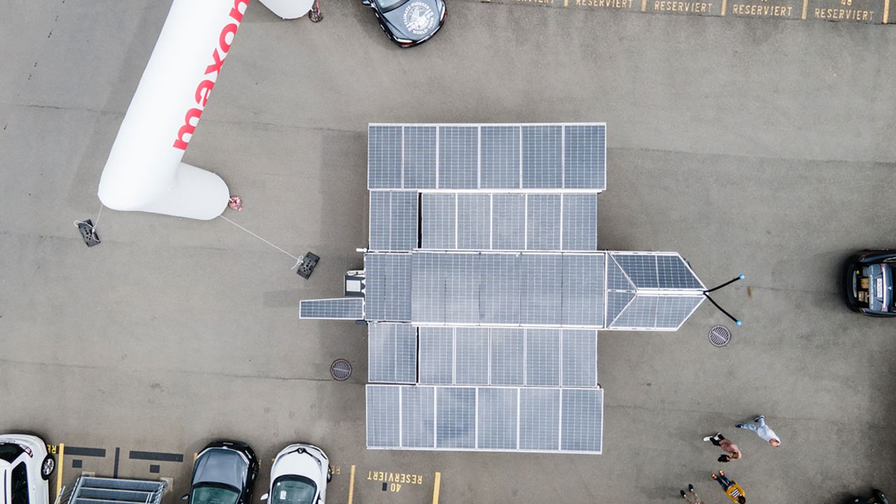 Fully unfolded, the trailer's "wings" offer 80 square meters of solar panels, charging the car and trailer.