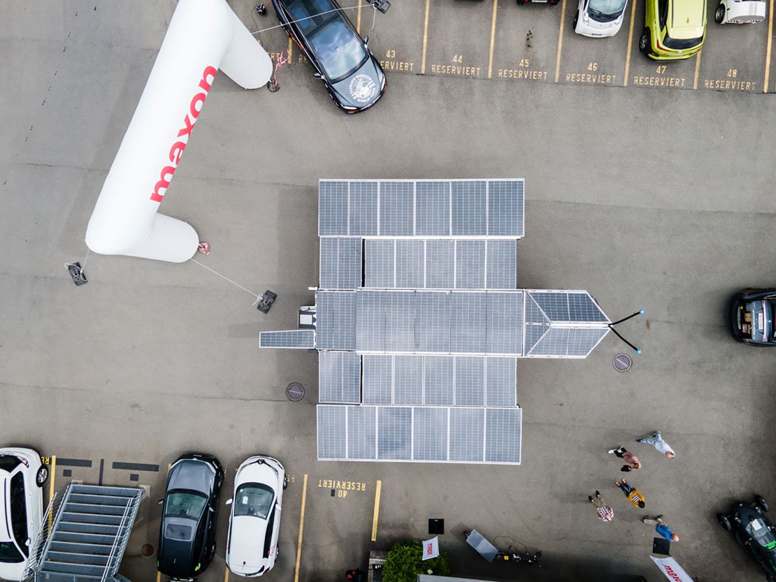 Fully unfolded, the trailer's "wings" offer 80 square meters of solar panels, charging the car and trailer.