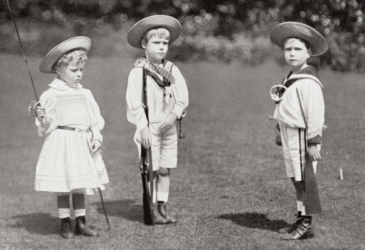 Princess Mary, Prince Edward (later King Edward VIII), and Prince Albert as children, the latter two dressed in sailor suits.