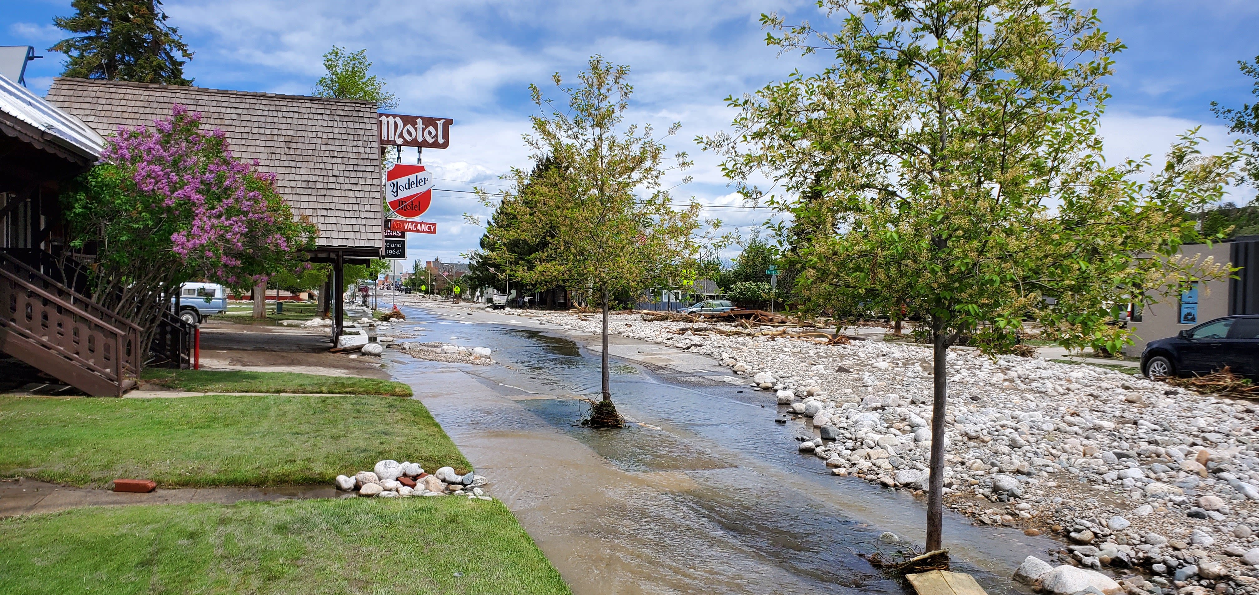 https://media.cnn.com/api/v1/images/stellar/prod/220615192459-01-yellowstone-national-park-montana-flooding-wednesday.jpg?c=original