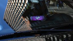  Кола за споделено пътуване на Lyft се вижда на 42-ра улица в Ню Йорк на 26 март 2019 г. - Първоначалното публично предлагане на Lyft Inc. се очаква да има (IPO) тази седмица, което я прави първата от компаниите за споделено пътуване, отворени за обществеността. class=