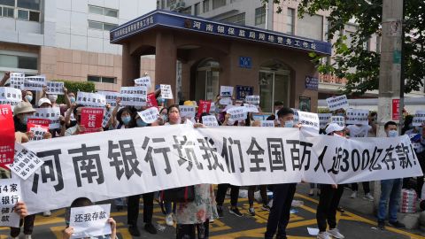 Depositors protest in front of the Henan branch of the China Banking and Insurance Regulatory Commission, demanding their money back after their funds were frozen. 