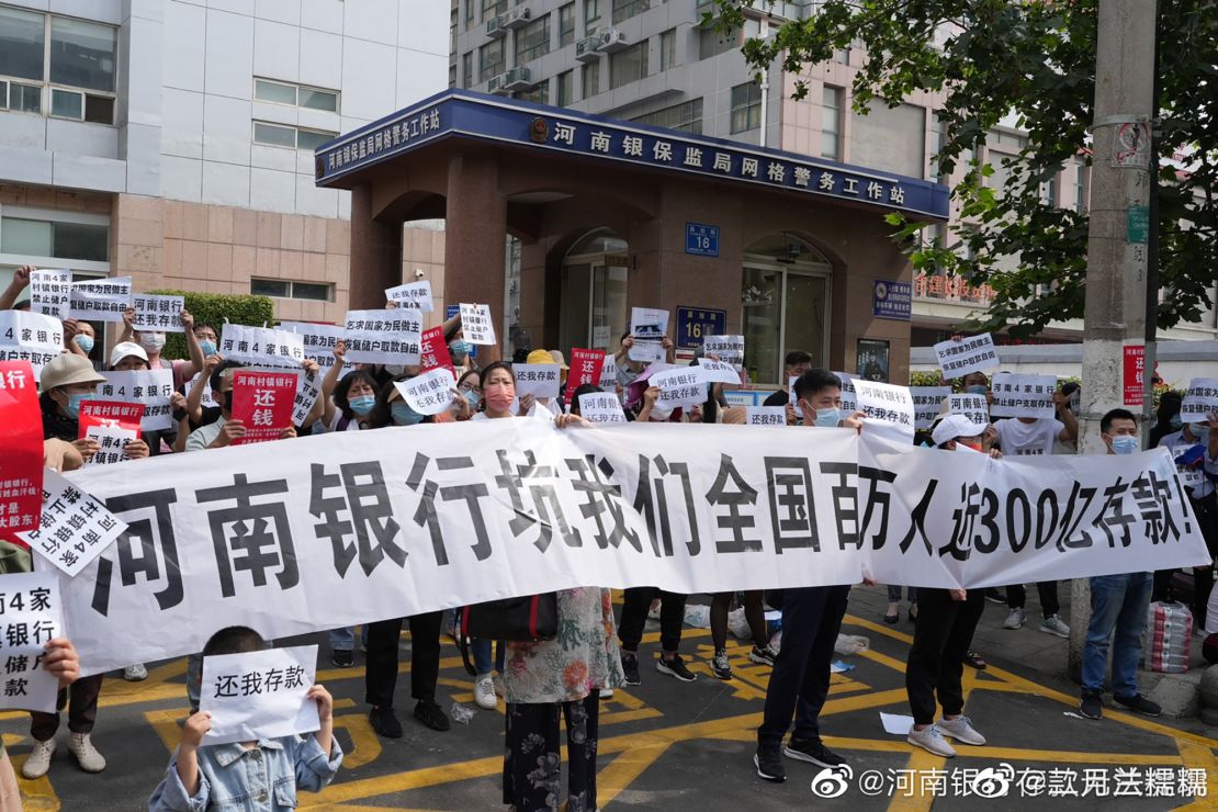 Depositors protest in front of the Henan branch of the China Banking and Insurance Regulatory Commission, demanding their money back after their funds were frozen. Lan Nuo Nuo in February/Weibo