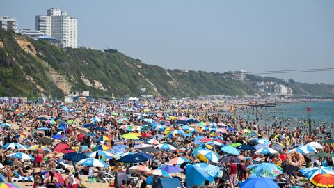 Een druk strand in Bournemouth op 17 juni, terwijl Groot-Brittannië wordt blootgesteld aan zinderende temperaturen. 