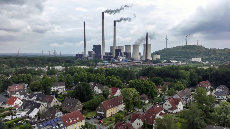ألمانيا تحرق محطات توليد الكهرباء التي تعمل بالفحم بينما تضغط روسيا على إمدادات الغاز