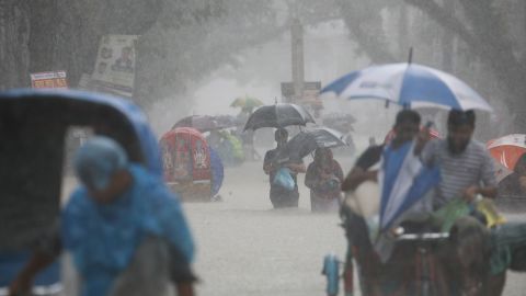 India and Bangladesh: Heavy rain, floods and lightning leave dozens dead