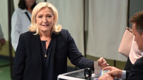 O partido de extrema direita francês Rally Nacional, liderado por Marine Le Pen, ficou em terceiro lugar com 89 assentos.
