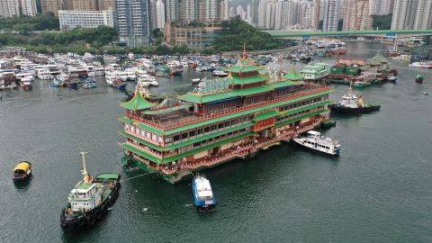 Het Jumbo Floating Restaurant in Hong Kong, een iconische maar verouderde toeristische attractie ontworpen als een Chinees keizerlijk paleis, wordt op 14 juni 2022 uit de haven van Aberdeen gesleept.