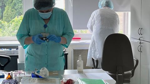 محللون يعالجون عينات الحمض النووي في مختبر وزارة الداخلية في كييف ، أوكرانيا. 