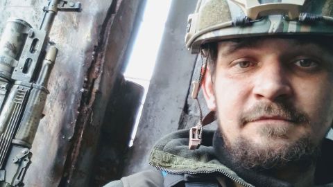 ويعتقد أن ضابط الشرطة دانييل سافونوف قتل في هجوم بقذائف المورتر في ماريوبول في مايو.  جثته هي من بين تلك التي تم العثور عليها من مصانع الصلب في أزوفستال بالمدينة.