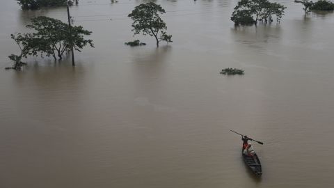 Een luchtfoto van een overstroomd gebied na zware moessonregens in Companiganj, Bangladesh op 20 juni 2022. 