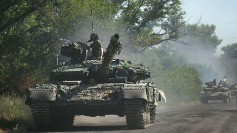 تسافر القوات الأوكرانية في عربات مدرعة على طريق في منطقة دونباس بشرق أوكرانيا في 21 يونيو 2022.