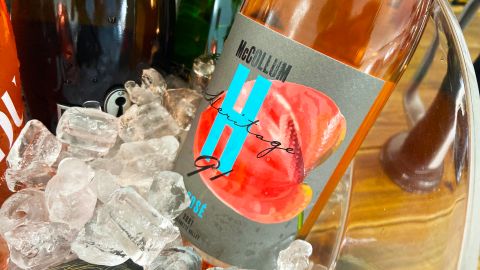 Гардът на Ню Орлиънс Пеликанс Си Джей Макколъм разля своето вино McCollum Heritage 91 на тазгодишното издание на Food & Wine Classic в Аспен.