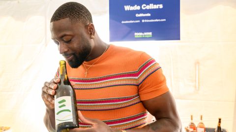 Пенсионираната звезда от НБА Дуейн Уейд наля своя Wade Cellars Blanc на любителите на вино в Food & Wine Classic.